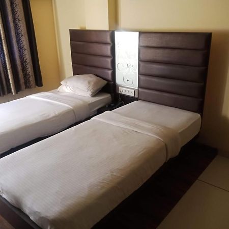 Hotel Kadamb Inn Ahmedabad Esterno foto